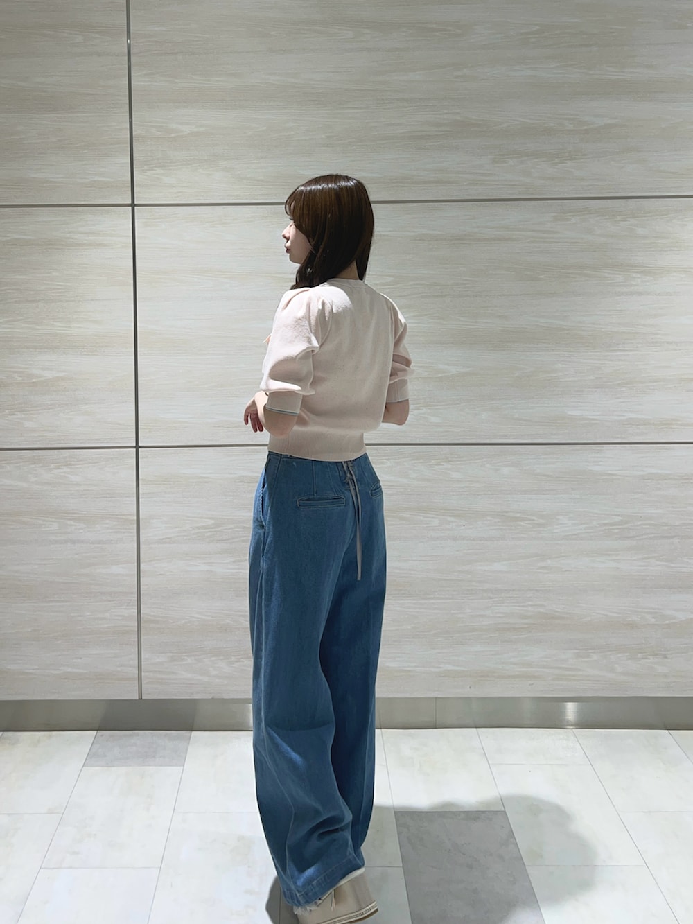 ピンク系のカーディガン/ボレロ、ブルー系のデニムパンツを着用したレディースの春コーディネートの4枚目の写真