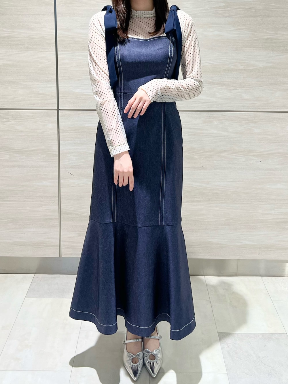 ブルー系のジャンパースカート、ホワイト系のTシャツ/カットソーを着用したレディースの春コーディネートの2枚目の写真