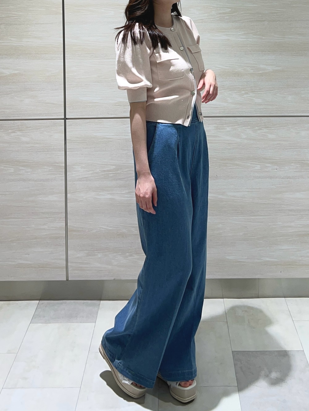 ピンク系のカーディガン/ボレロ、ブルー系のデニムパンツを着用したレディースの春コーディネートの3枚目の写真