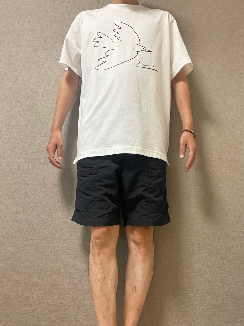 ベージュ系のシャツ/ブラウス、ホワイト系のTシャツ/カットソー、ブラック系のその他パンツを着用したメンズの夏コーディネートの3枚目の写真