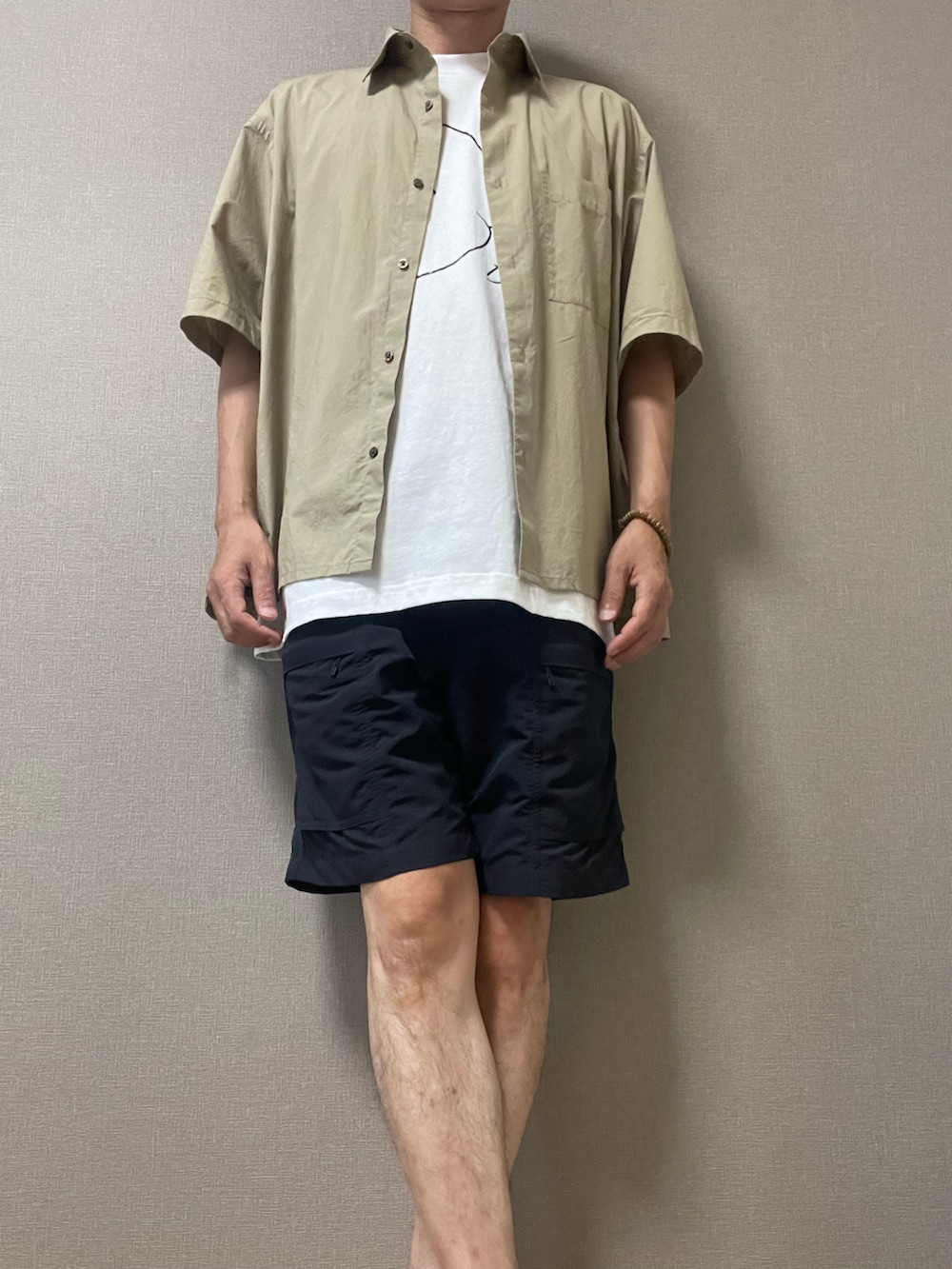 ベージュ系のシャツ/ブラウス、ホワイト系のTシャツ/カットソー、ブラック系のその他パンツを着用したメンズの夏コーディネートの2枚目の写真