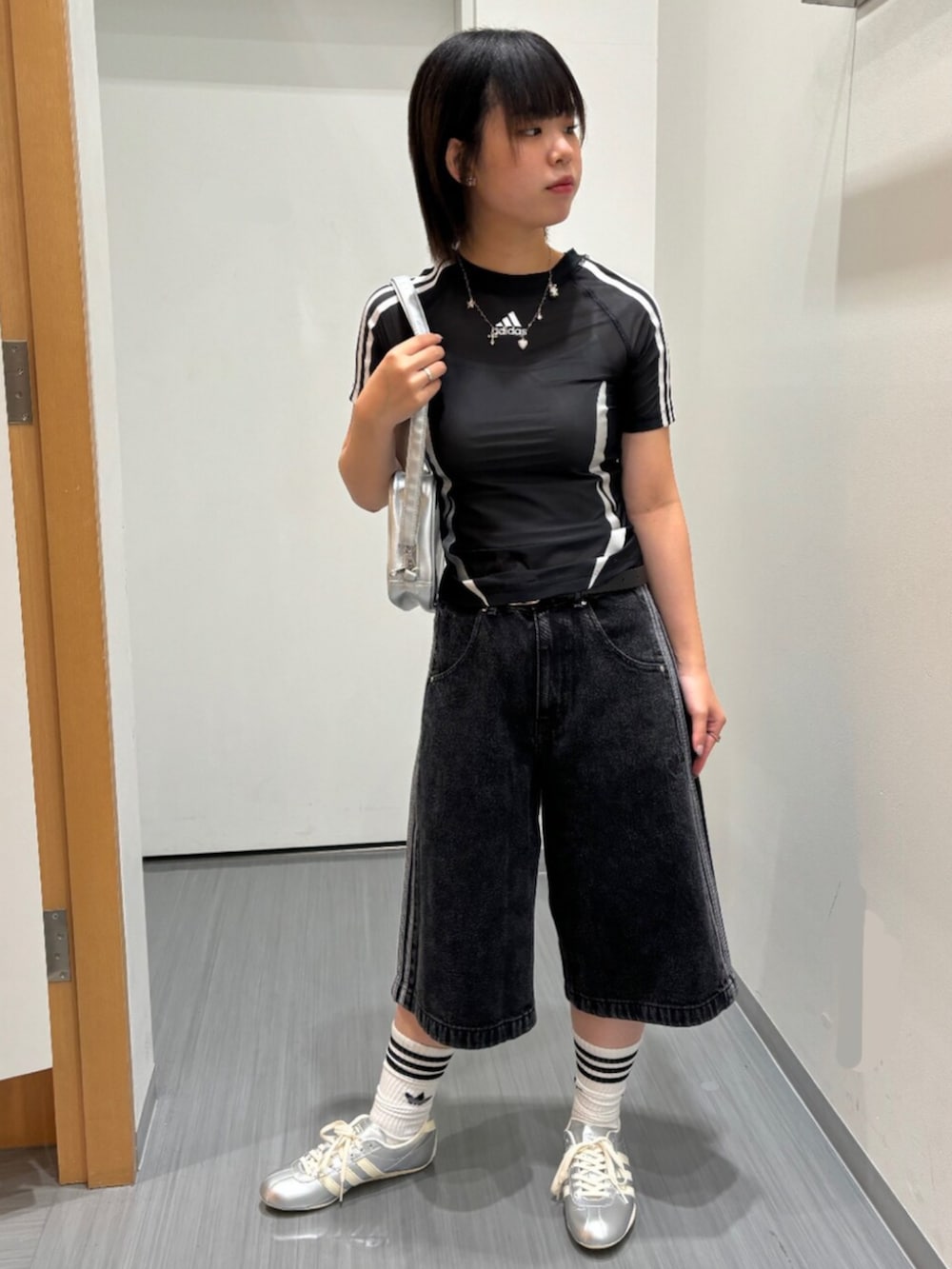 ブラック系のTシャツ/カットソー、ブラック系のその他パンツ、シルバー系のショルダーバッグを着用したレディースの秋コーディネートの2枚目の写真