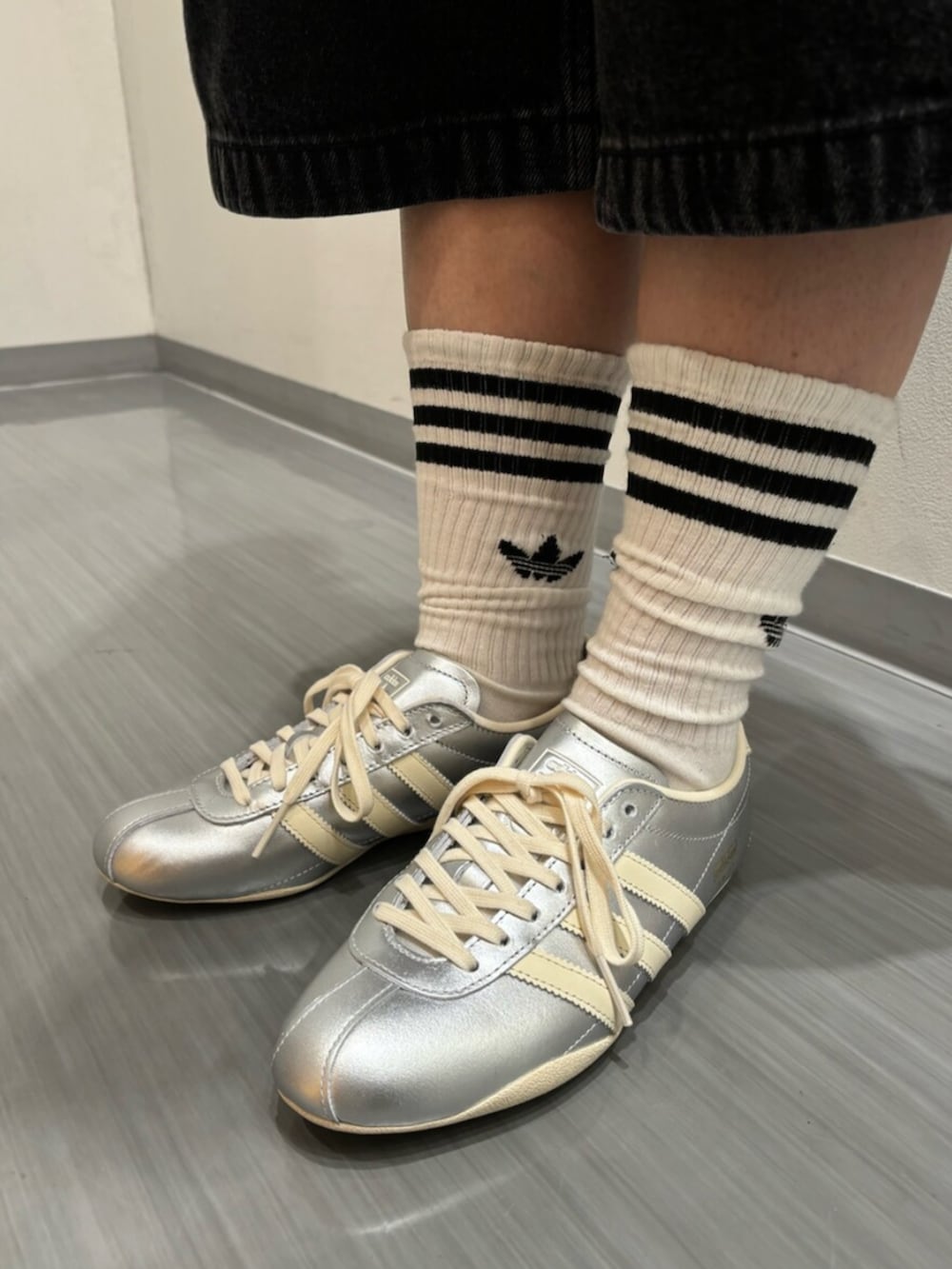 ブラック系のTシャツ/カットソー、ブラック系のその他パンツ、シルバー系のショルダーバッグを着用したレディースの秋コーディネートの6枚目の写真