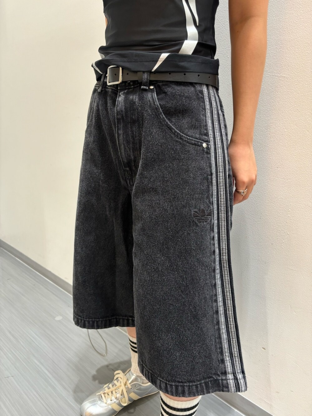 ブラック系のTシャツ/カットソー、ブラック系のその他パンツ、シルバー系のショルダーバッグを着用したレディースの秋コーディネートの4枚目の写真