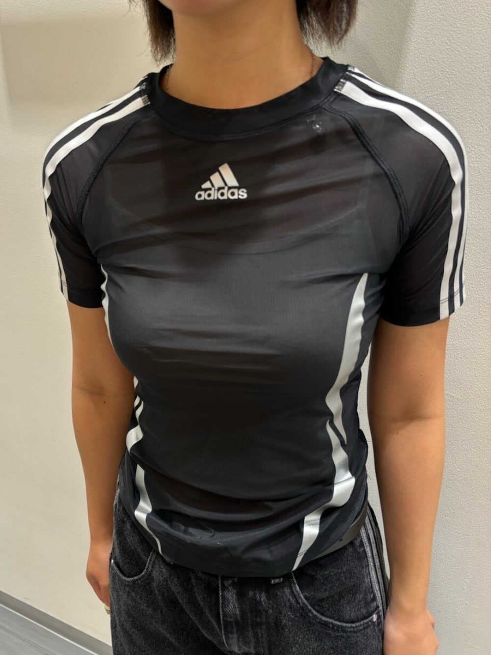 ブラック系のTシャツ/カットソー、ブラック系のその他パンツ、シルバー系のショルダーバッグを着用したレディースの秋コーディネートの3枚目の写真