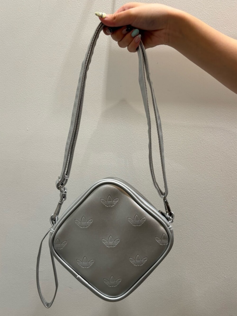 ブラック系のTシャツ/カットソー、ブラック系のその他パンツ、シルバー系のショルダーバッグを着用したレディースの秋コーディネートの5枚目の写真