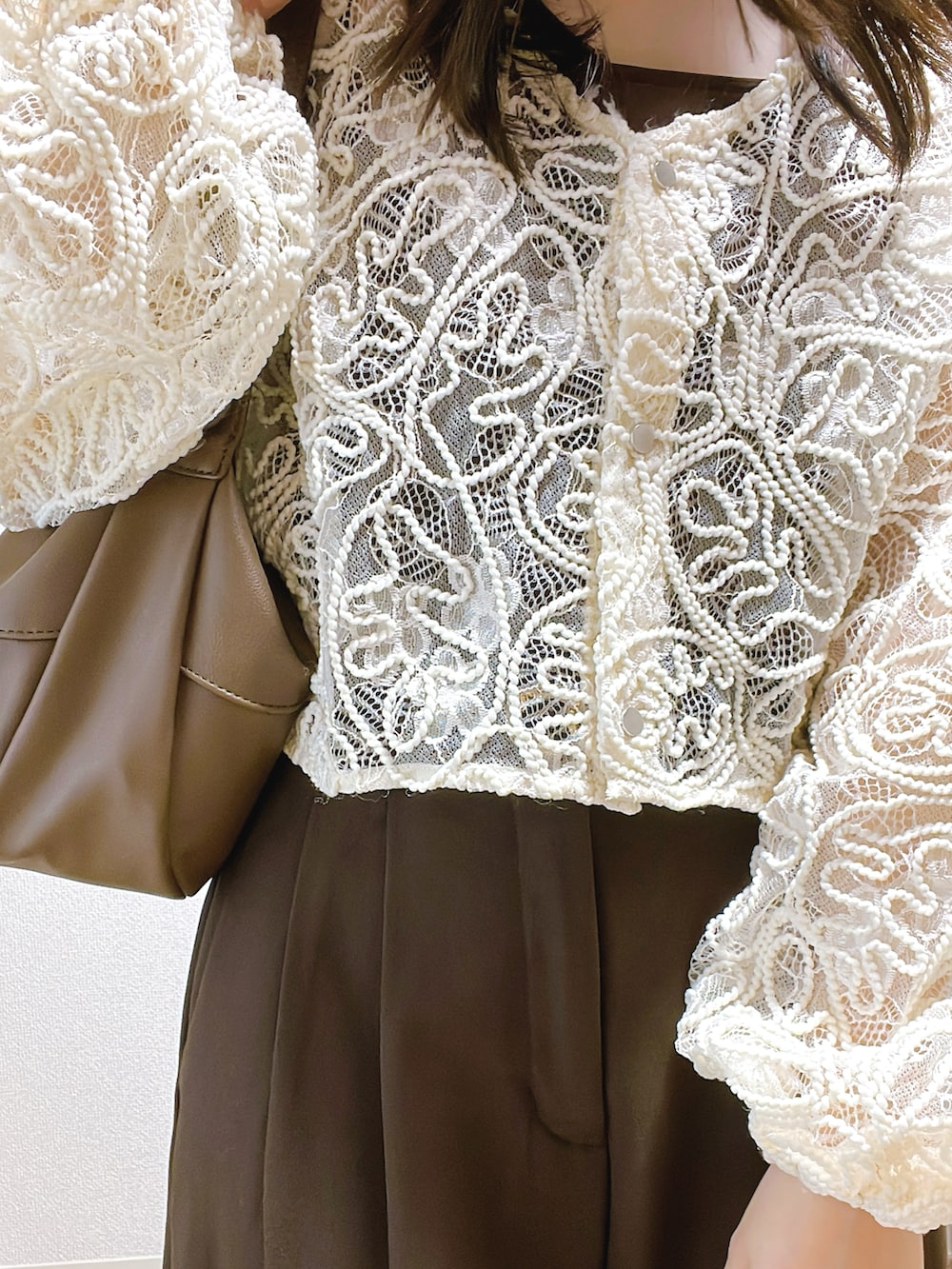 ブラウン系のキャミソール、ホワイト系のシャツ/ブラウス、ブラウン系のスラックスを着用したレディースの秋コーディネートの2枚目の写真