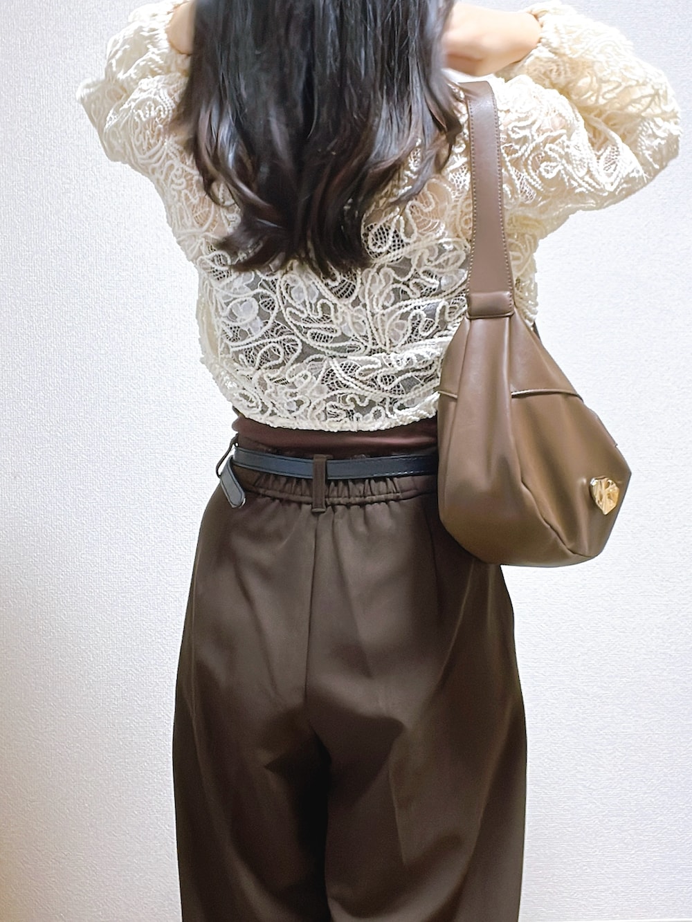 ブラウン系のキャミソール、ホワイト系のシャツ/ブラウス、ブラウン系のスラックスを着用したレディースの秋コーディネートの3枚目の写真