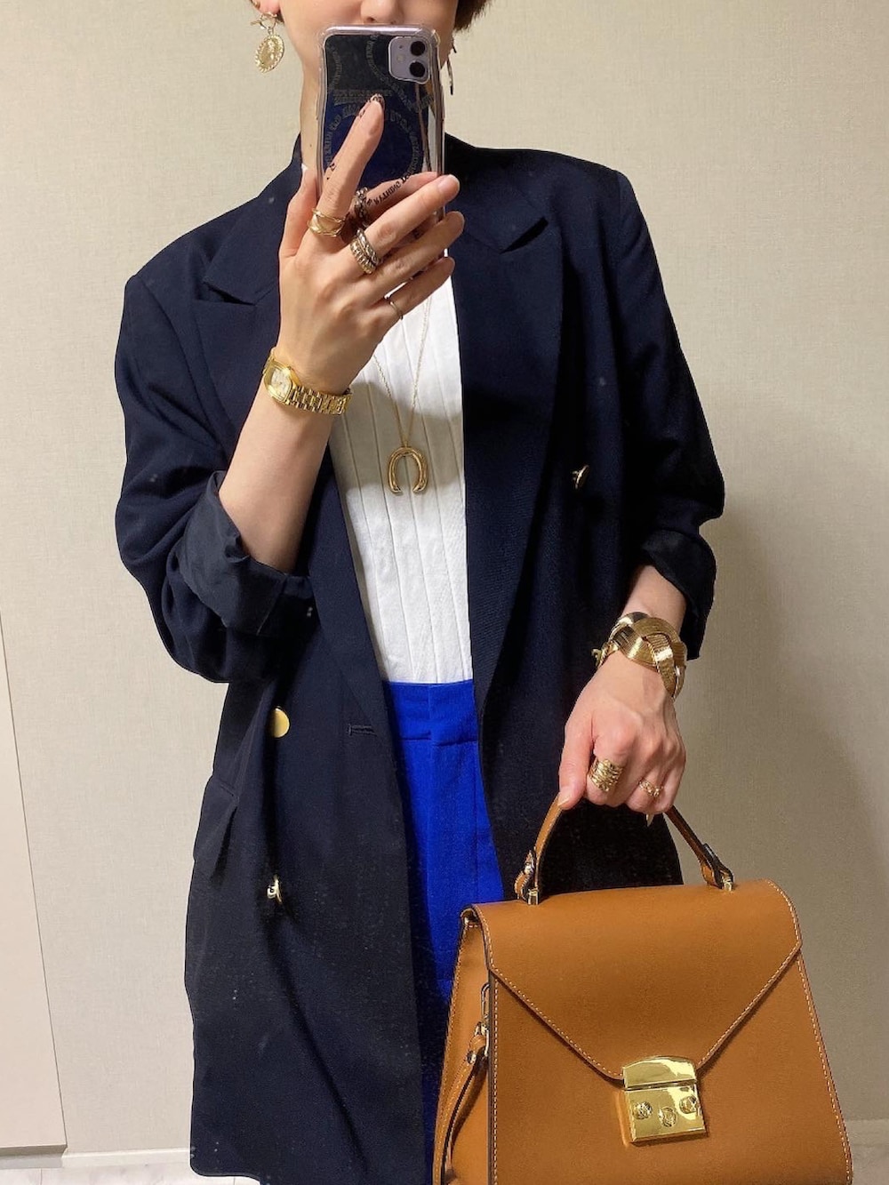 ブルー系のパンツ、ブルー系のテーラードジャケットを着用したレディースの冬コーディネートの3枚目の写真