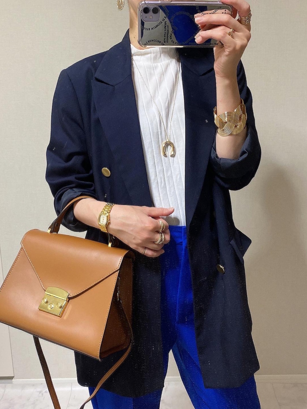 ブルー系のパンツ、ブルー系のテーラードジャケットを着用したレディースの冬コーディネートの4枚目の写真