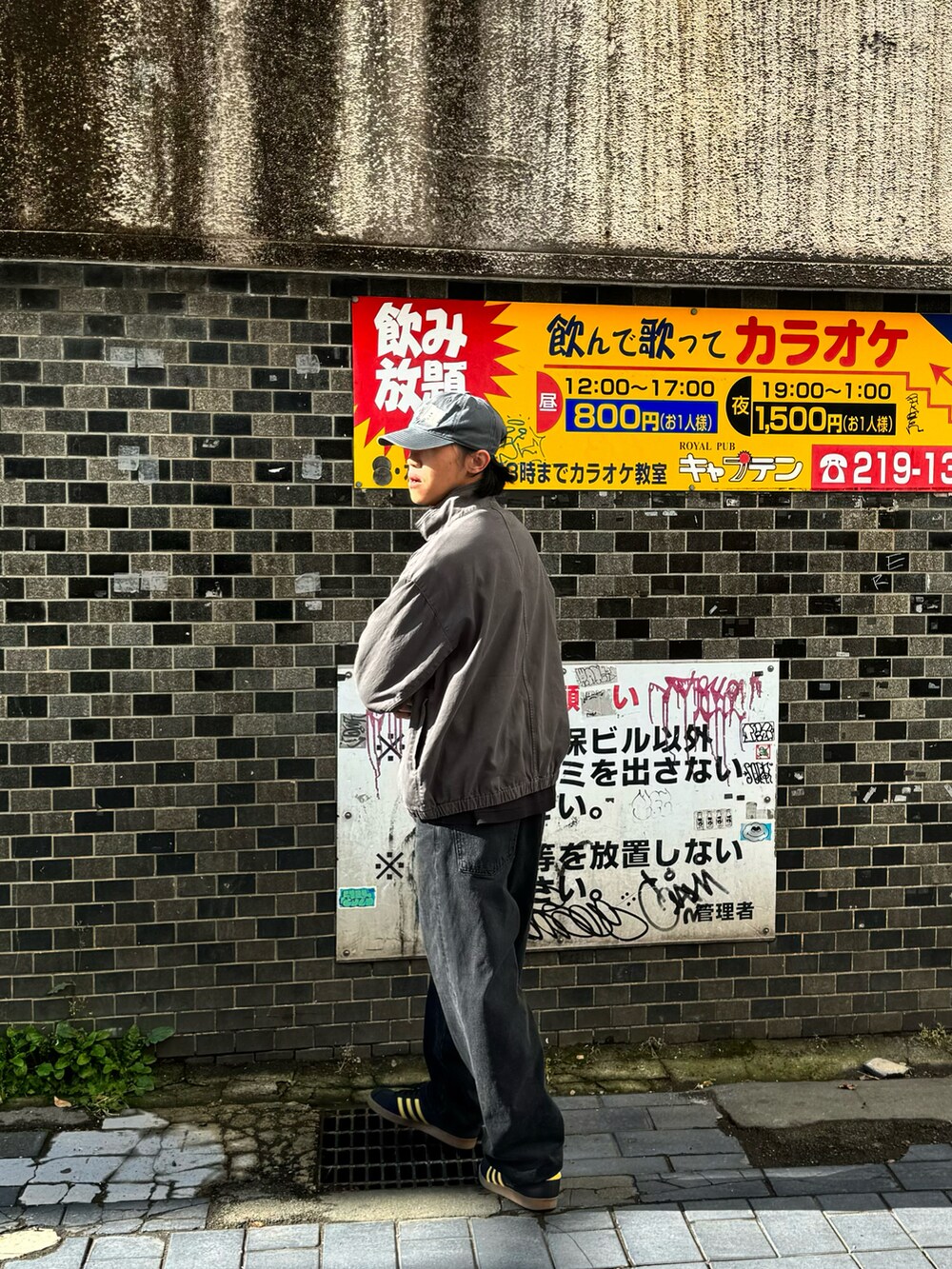 グレー系のキャップを着用したメンズの秋コーディネートの3枚目の写真