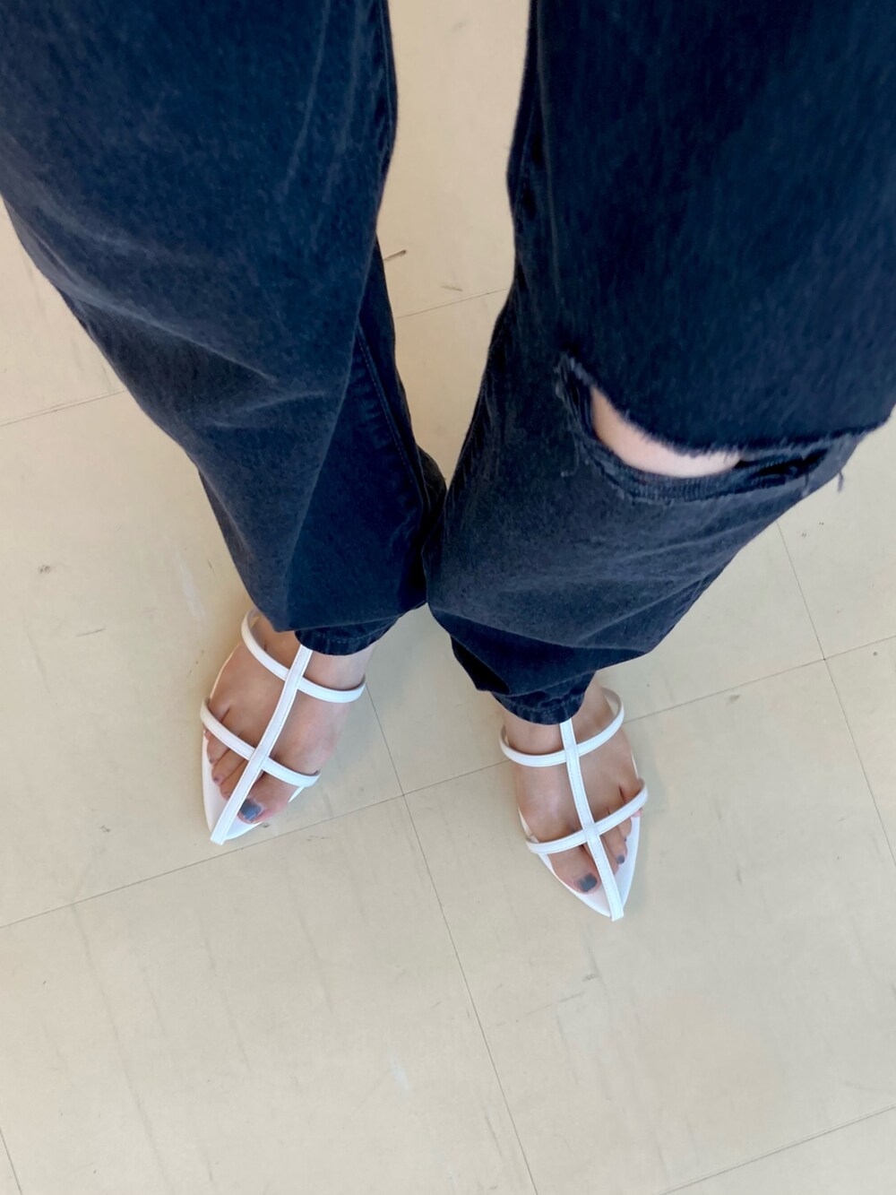 ホワイト系のサンダル、レッド系のハンドバッグ、ブルー系のシャツ/ブラウスを着用したレディースの夏コーディネートの5枚目の写真