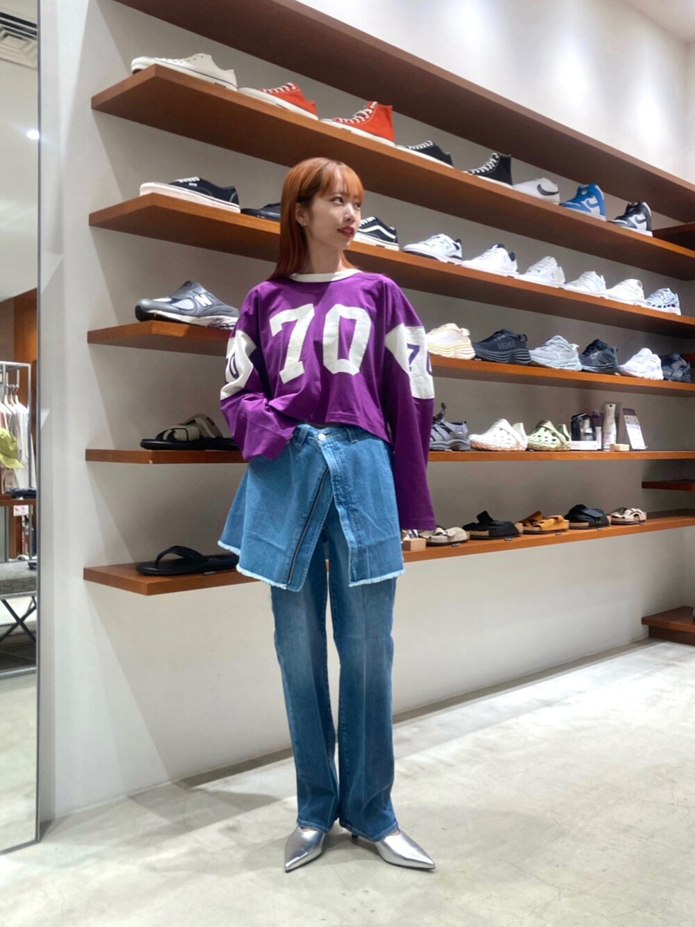 「PHEENY、pheeny、フィーニー、provoke、ミニスカ、レッドカード、redcard 、デニムパンツ、フットボールTシャツ、大人カジュアル、秋先取りコーデ、秋コーデ、今日のコーデ、カラー×コーデ、BEAUTY&YOUTH UNITED ARROWS」｜「PROVOKE のアイテム（スカート、ブルー系）」を使った、吉田（yoshida）さん（レディース・156cm）の夏コーディネートの6枚目の写真
