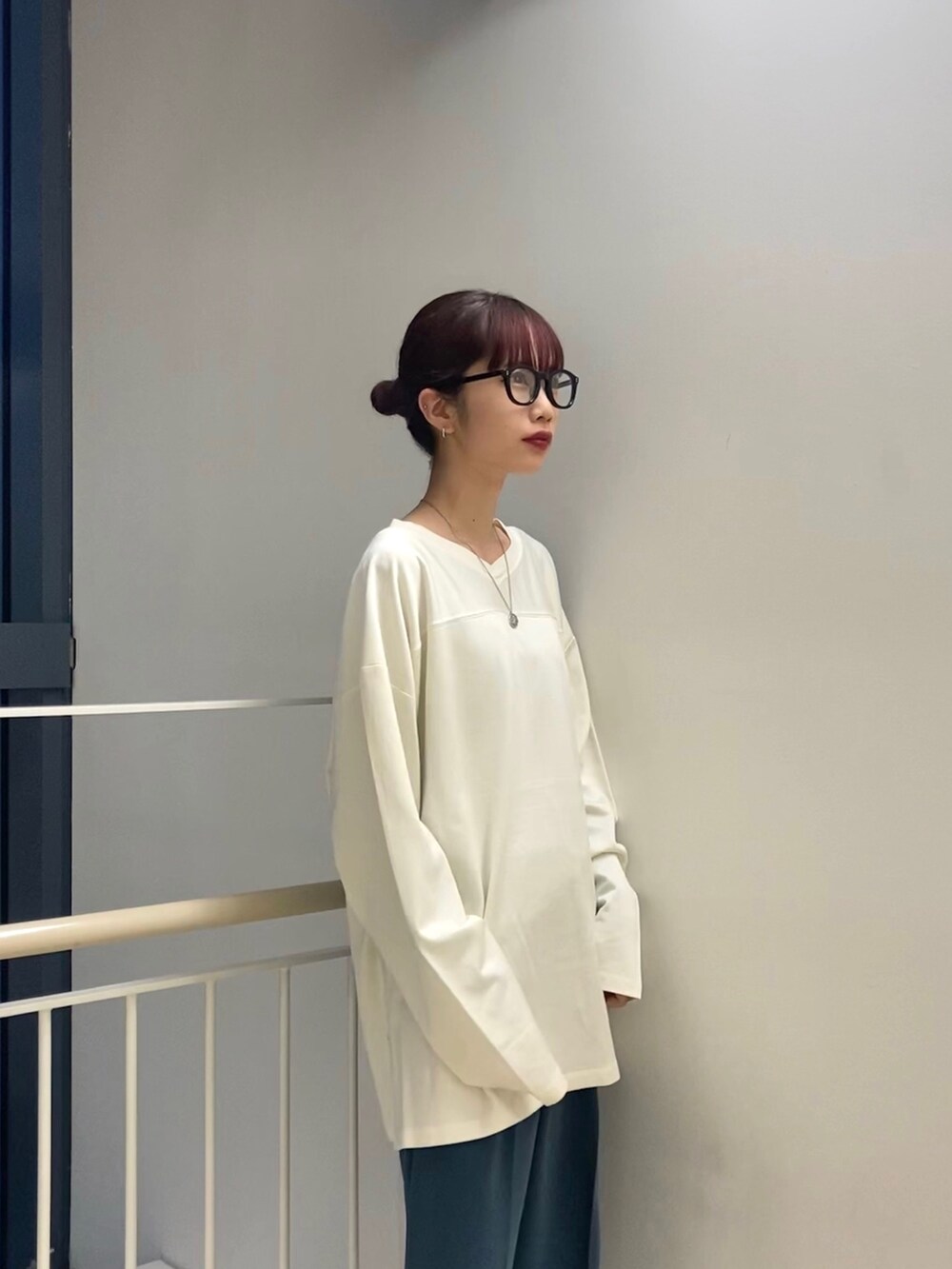 ピンク系のカーディガン/ボレロ、グリーン系のその他パンツ、ブラック系のローファーを着用したレディースの冬コーディネートの3枚目の写真