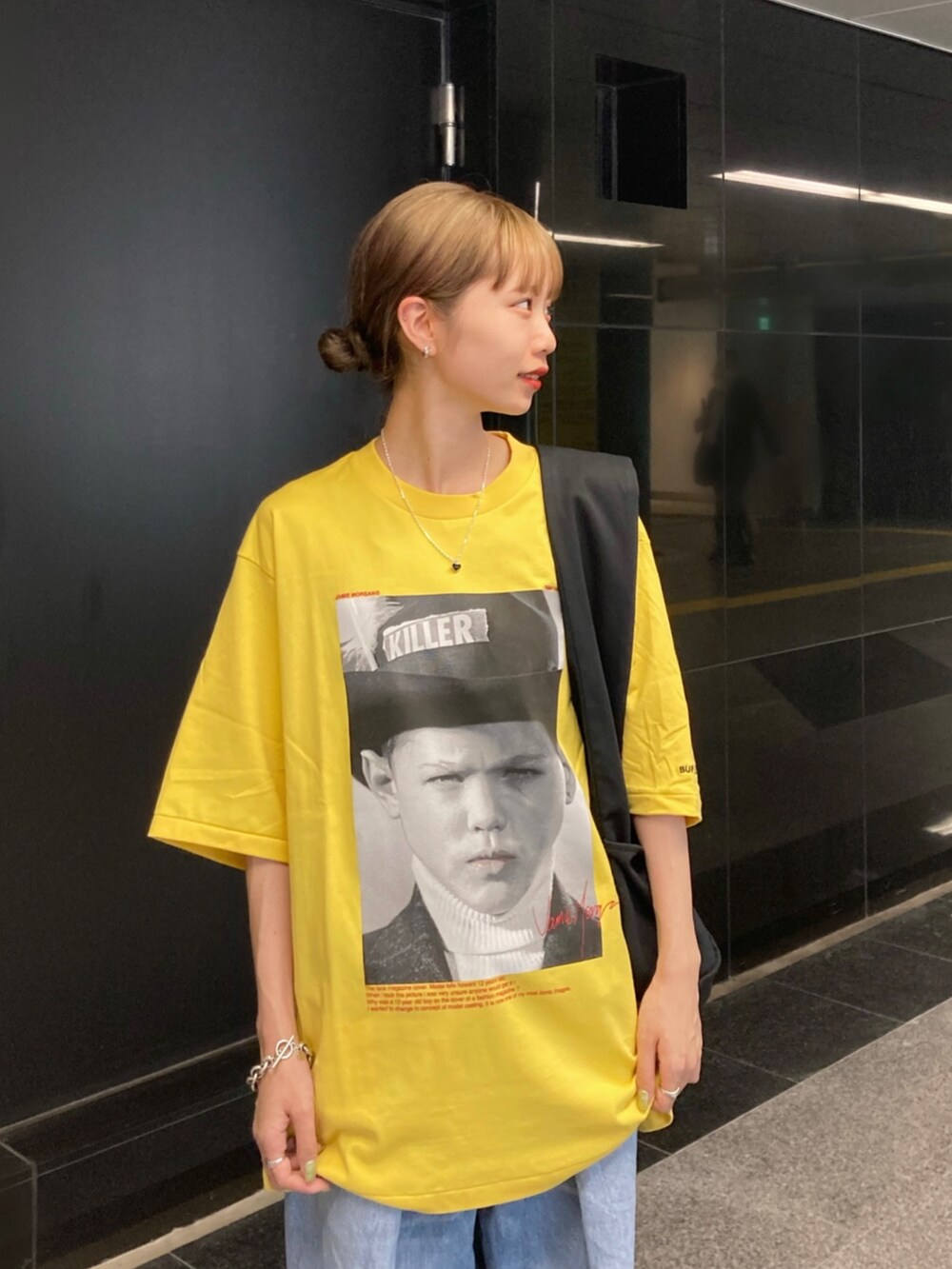 その他のサンダル、イエロー系のTシャツ/カットソー、ブラック系のショルダーバッグを着用したレディースの夏コーディネートの2枚目の写真