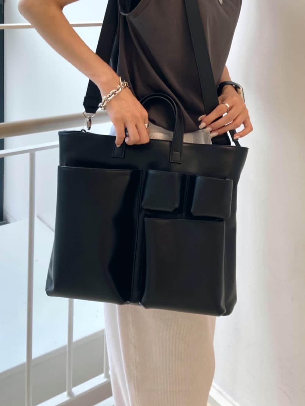 グレー系のTシャツ/カットソー、ブラック系のトートバッグを着用したレディースの夏コーディネートの5枚目の写真