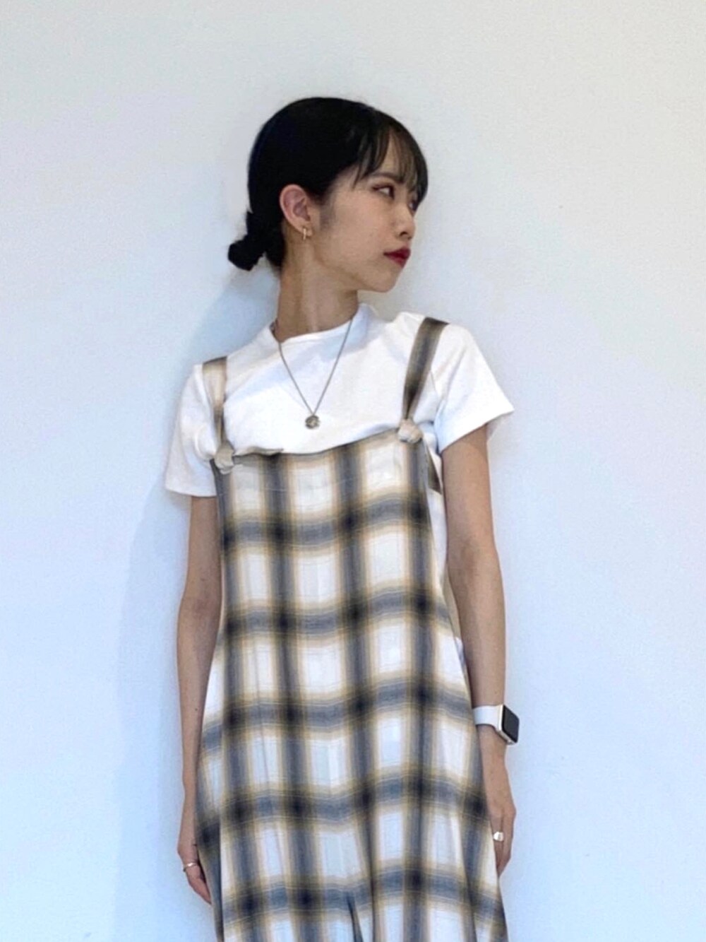 ホワイト系のTシャツ/カットソーを着用したレディースの夏コーディネートの3枚目の写真