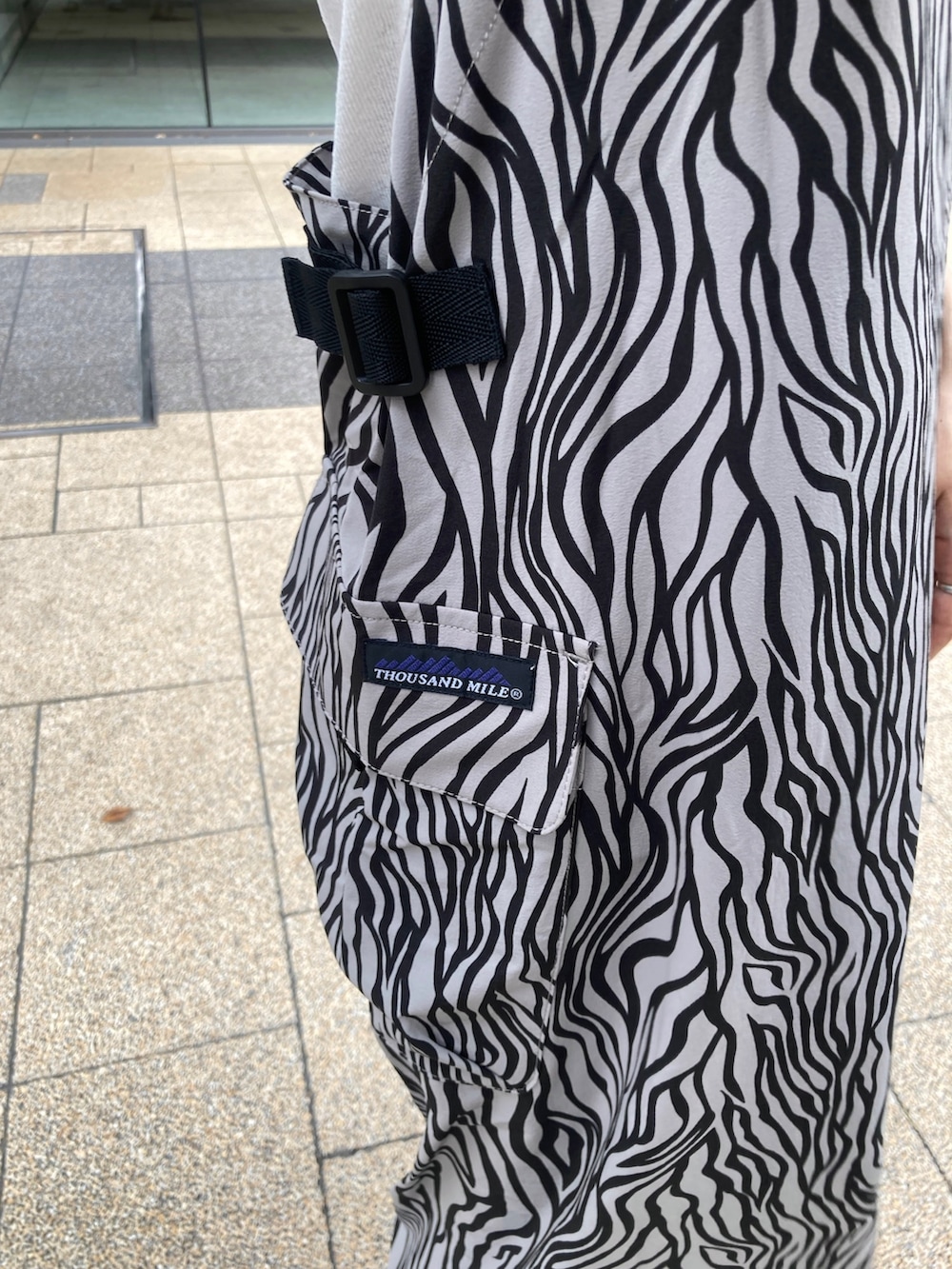 その他のワンピース、ホワイト系のTシャツ/カットソー、ブラック系のショルダーバッグを着用したレディースの春コーディネートの4枚目の写真