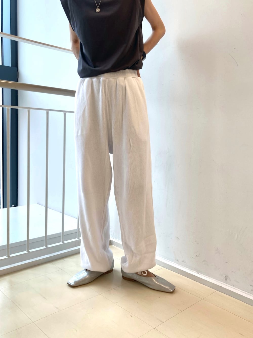 グレー系のTシャツ/カットソー、ブラック系のトートバッグを着用したレディースの夏コーディネートの3枚目の写真