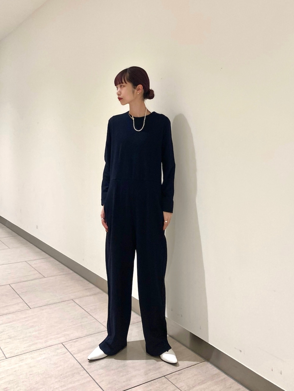「セレモニーコーデ、セレモニー、セレモニースタイル、オールインワン、ノーカラージャケット、カラーレスジャケット、ホワイトコーデ、ホワイトジャケット、綺麗めコーデ、春カラー、ビューティーアンドユース、BEAUTY&YOUTH UNITED ARROWS、beauty&youth、BEAUTY & YOUTH、カラーコーデ」|「BEAUTY&YOUTH UNITED ARROWSのツイル カラーレス ジャケット(ノーカラージャケット、ホワイト系)」を使った、吉田(yoshida)さん(レディース・156cm)の春コーディネートの3枚目の写真