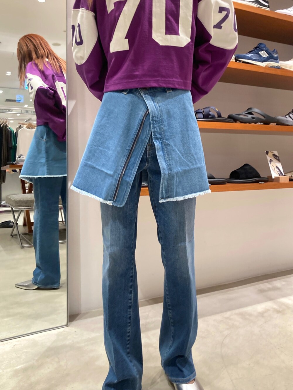 「PHEENY、pheeny、フィーニー、provoke、ミニスカ、レッドカード、redcard 、デニムパンツ、フットボールTシャツ、大人カジュアル、秋先取りコーデ、秋コーデ、今日のコーデ、カラー×コーデ、BEAUTY&YOUTH UNITED ARROWS」｜「PROVOKE のアイテム（スカート、ブルー系）」を使った、吉田（yoshida）さん（レディース・156cm）の夏コーディネートの4枚目の写真