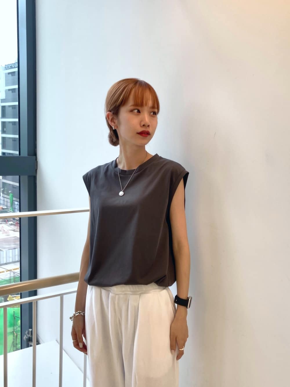 グレー系のTシャツ/カットソー、ブラック系のトートバッグを着用したレディースの夏コーディネートの2枚目の写真