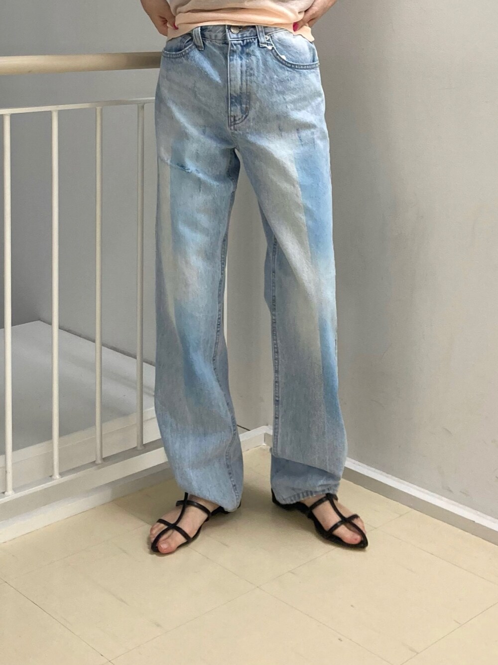 ピンク系のニット/セーター、ブルー系のパンツ、ブラック系のサンダルを着用したレディースの冬コーディネートの3枚目の写真