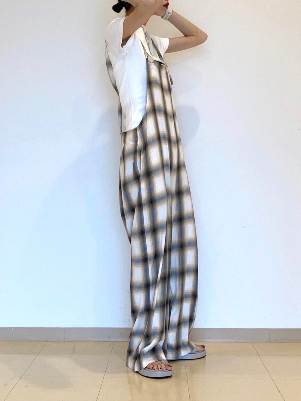 ホワイト系のTシャツ/カットソーを着用したレディースの夏コーディネートの2枚目の写真