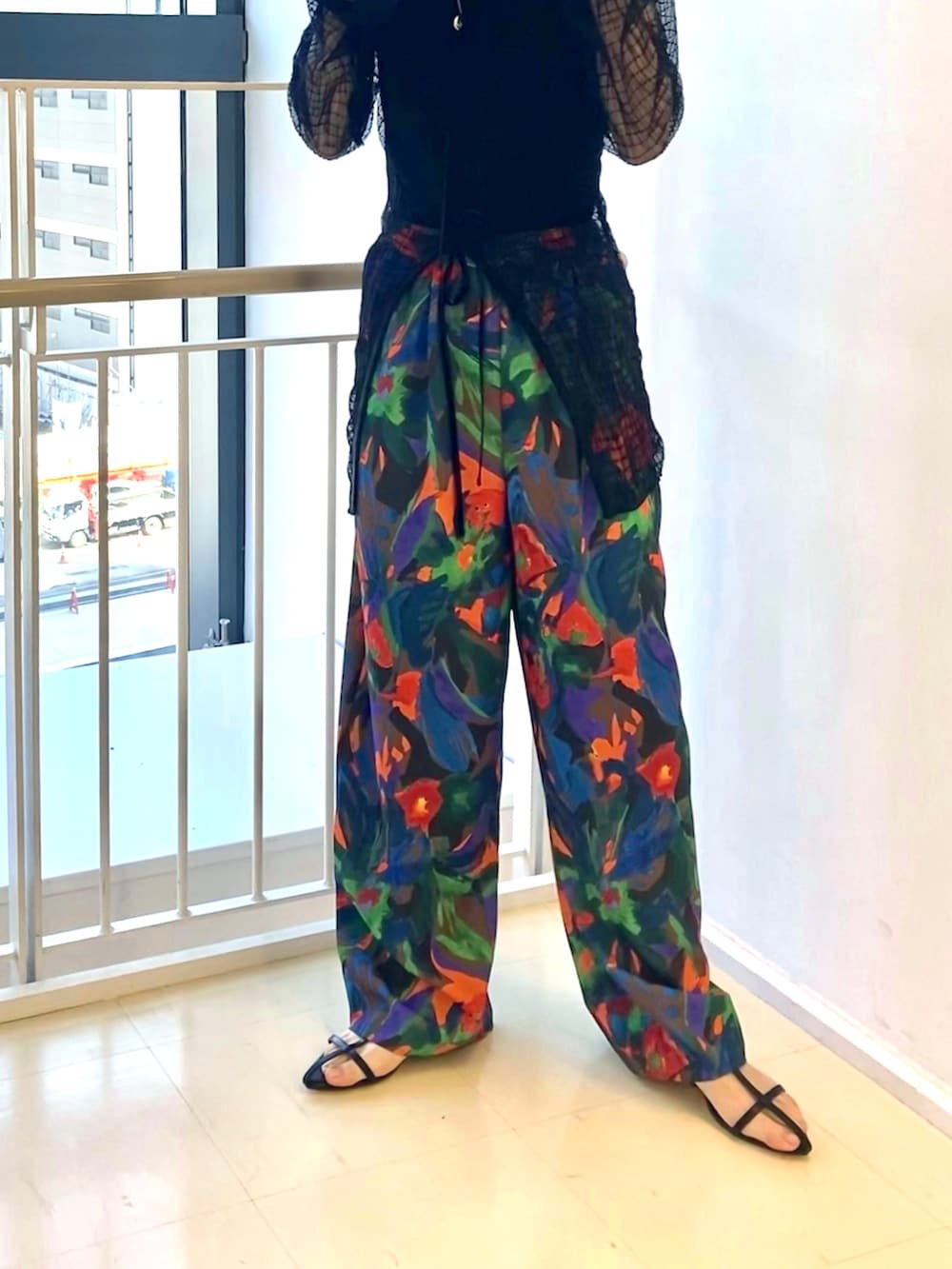ブラウン系のその他パンツ、ブラック系のサンダル、ベージュ系のかごバッグを着用したレディースの春コーディネートの4枚目の写真