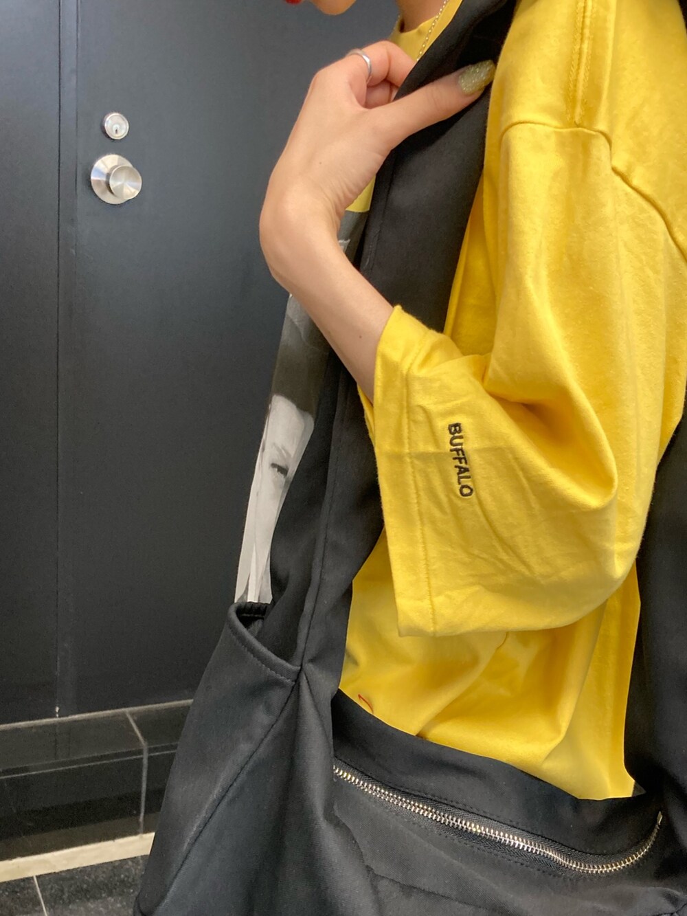 その他のサンダル、イエロー系のTシャツ/カットソー、ブラック系のショルダーバッグを着用したレディースの夏コーディネートの5枚目の写真