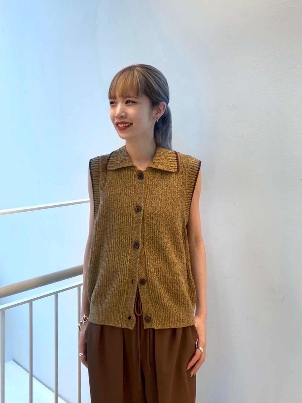 ブラウン系のその他パンツ、ブラウン系のベスト、ブラック系のサンダルを着用したレディースの夏コーディネートの2枚目の写真
