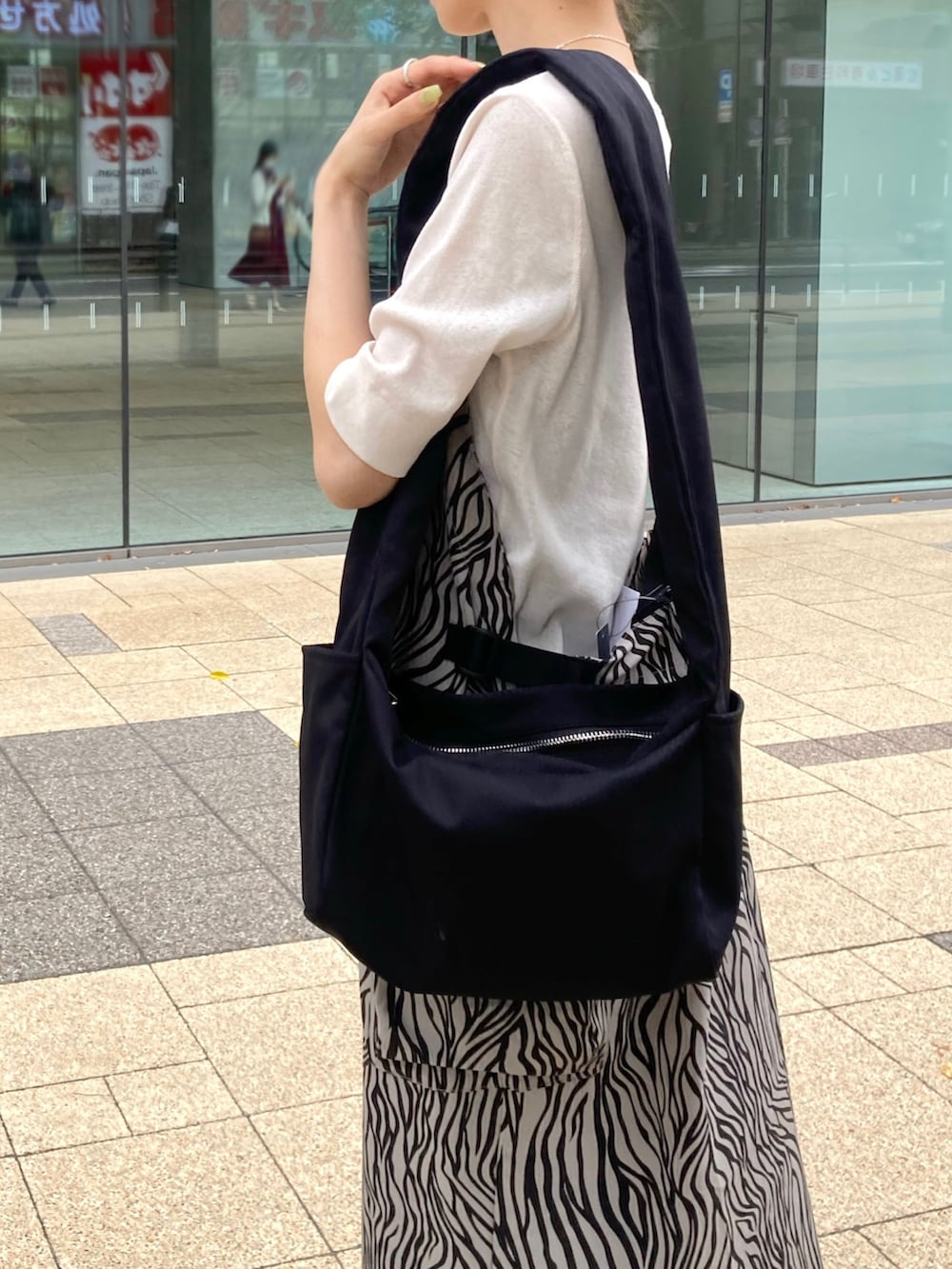 その他のワンピース、ホワイト系のTシャツ/カットソー、ブラック系のショルダーバッグを着用したレディースの春コーディネートの5枚目の写真