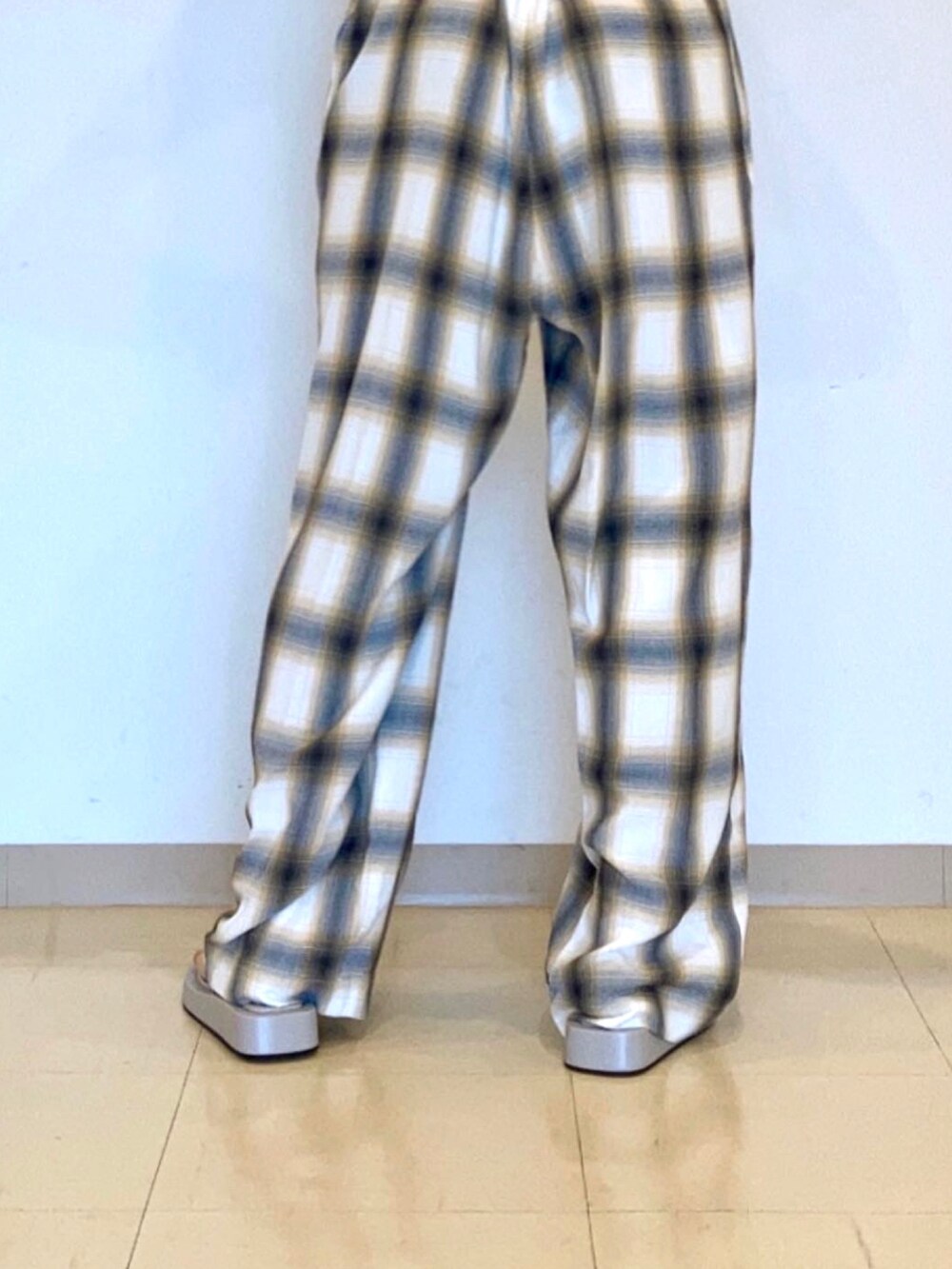 ホワイト系のTシャツ/カットソーを着用したレディースの夏コーディネートの4枚目の写真