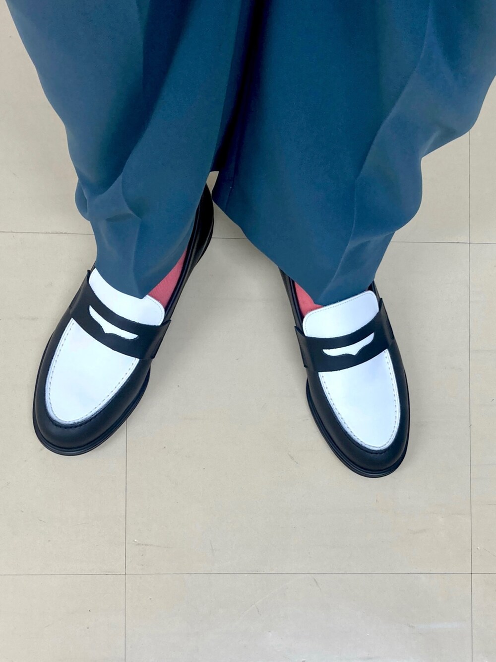 ピンク系のカーディガン/ボレロ、グリーン系のその他パンツ、ブラック系のローファーを着用したレディースの冬コーディネートの7枚目の写真