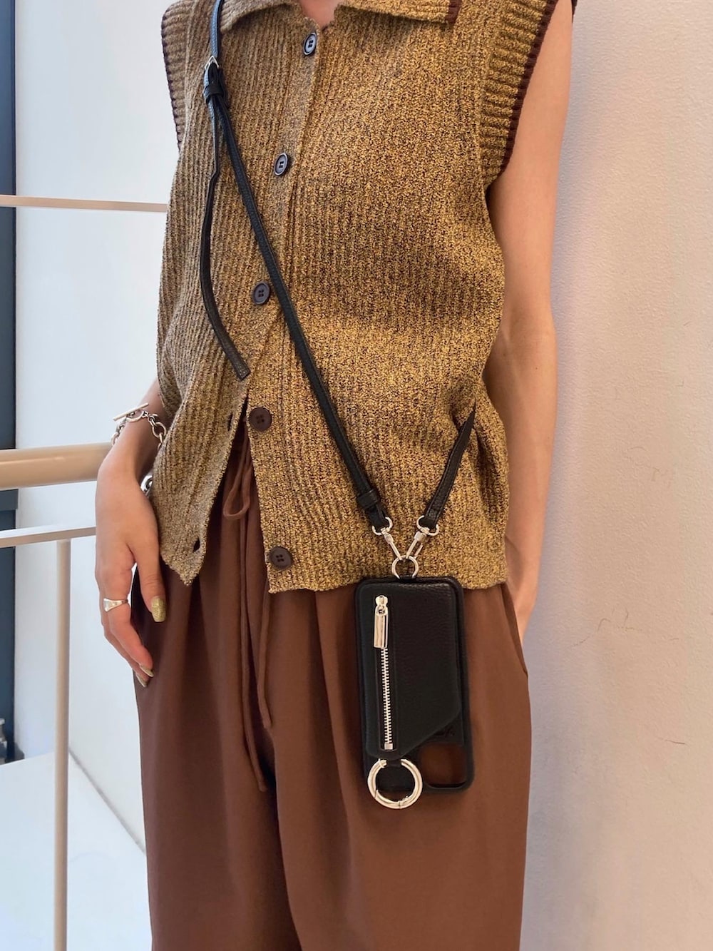 ブラウン系のその他パンツ、ブラウン系のベスト、ブラック系のサンダルを着用したレディースの夏コーディネートの4枚目の写真