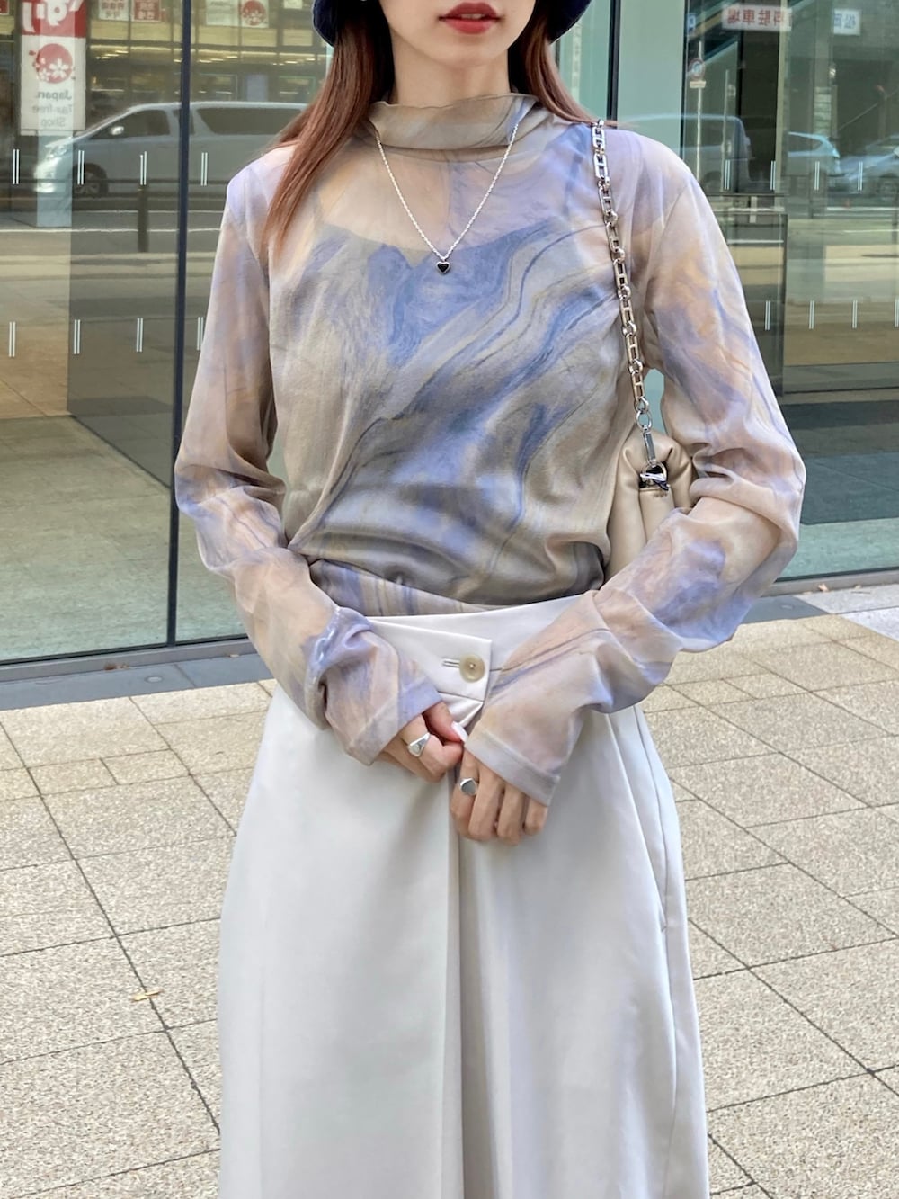 「シアートップス、マーブル柄、マーブル、シアー、ワイドパンツ、ラップパンツ、BEAUTY&YOUTH UNITED ARROWS、beauty&youth、BEAUTY & YOUTH、ビューティ&ユース、夏コーデ、休日スタイル、白パンツ、ホワイトパンツ、ストリート」|「BEAUTY&YOUTH UNITED ARROWSのポプリンラップワイドパンツ -ウォッシャブル-(その他パンツ、ホワイト系)」を使った、吉田(yoshida)さん(レディース・156cm)の夏コーディネートの9枚目の写真