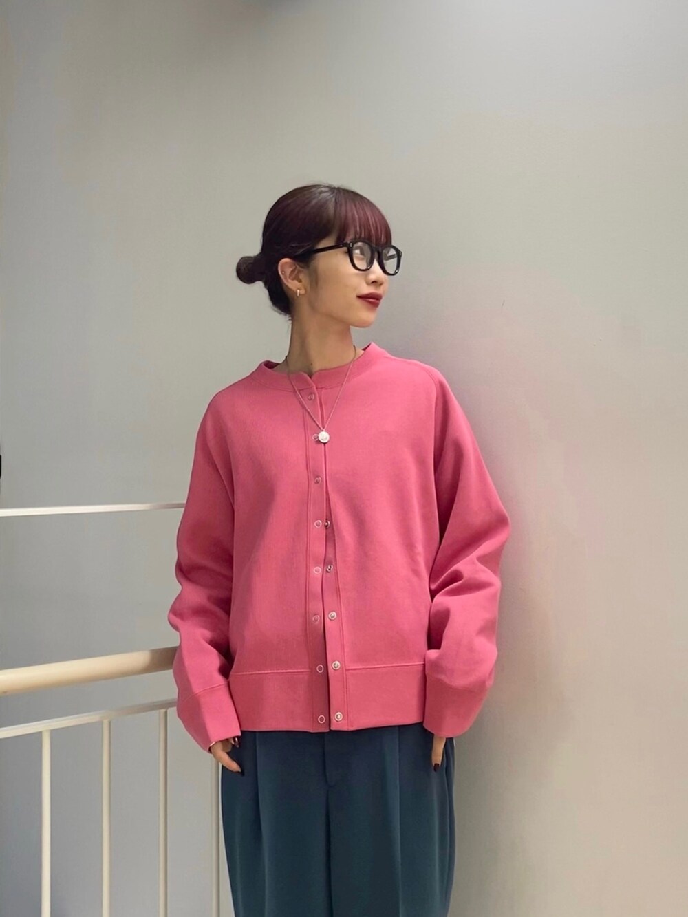 ピンク系のカーディガン/ボレロ、グリーン系のその他パンツ、ブラック系のローファーを着用したレディースの冬コーディネートの2枚目の写真