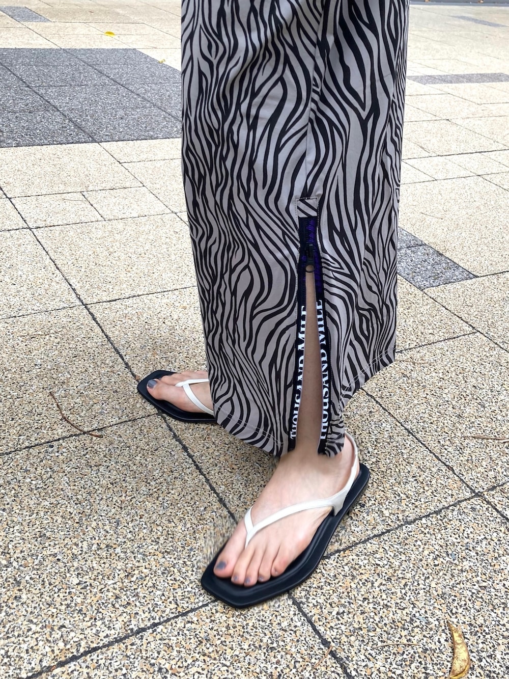 その他のワンピース、ホワイト系のTシャツ/カットソー、ブラック系のショルダーバッグを着用したレディースの春コーディネートの6枚目の写真