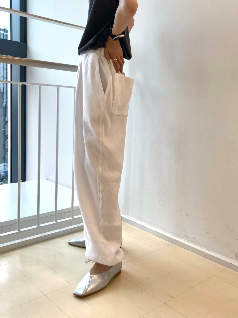 グレー系のTシャツ/カットソー、ブラック系のトートバッグを着用したレディースの夏コーディネートの4枚目の写真