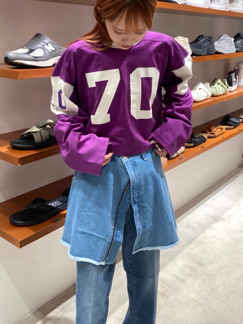 「PHEENY、pheeny、フィーニー、provoke、ミニスカ、レッドカード、redcard 、デニムパンツ、フットボールTシャツ、大人カジュアル、秋先取りコーデ、秋コーデ、今日のコーデ、カラー×コーデ、BEAUTY&YOUTH UNITED ARROWS」｜「PROVOKE のアイテム（スカート、ブルー系）」を使った、吉田（yoshida）さん（レディース・156cm）の夏コーディネートの3枚目の写真