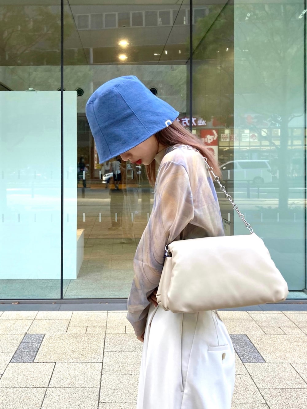 「シアートップス、マーブル柄、マーブル、シアー、ワイドパンツ、ラップパンツ、BEAUTY&YOUTH UNITED ARROWS、beauty&youth、BEAUTY & YOUTH、ビューティ&ユース、夏コーデ、休日スタイル、白パンツ、ホワイトパンツ、ストリート」|「BEAUTY&YOUTH UNITED ARROWSのポプリンラップワイドパンツ -ウォッシャブル-(その他パンツ、ホワイト系)」を使った、吉田(yoshida)さん(レディース・156cm)の夏コーディネートの4枚目の写真