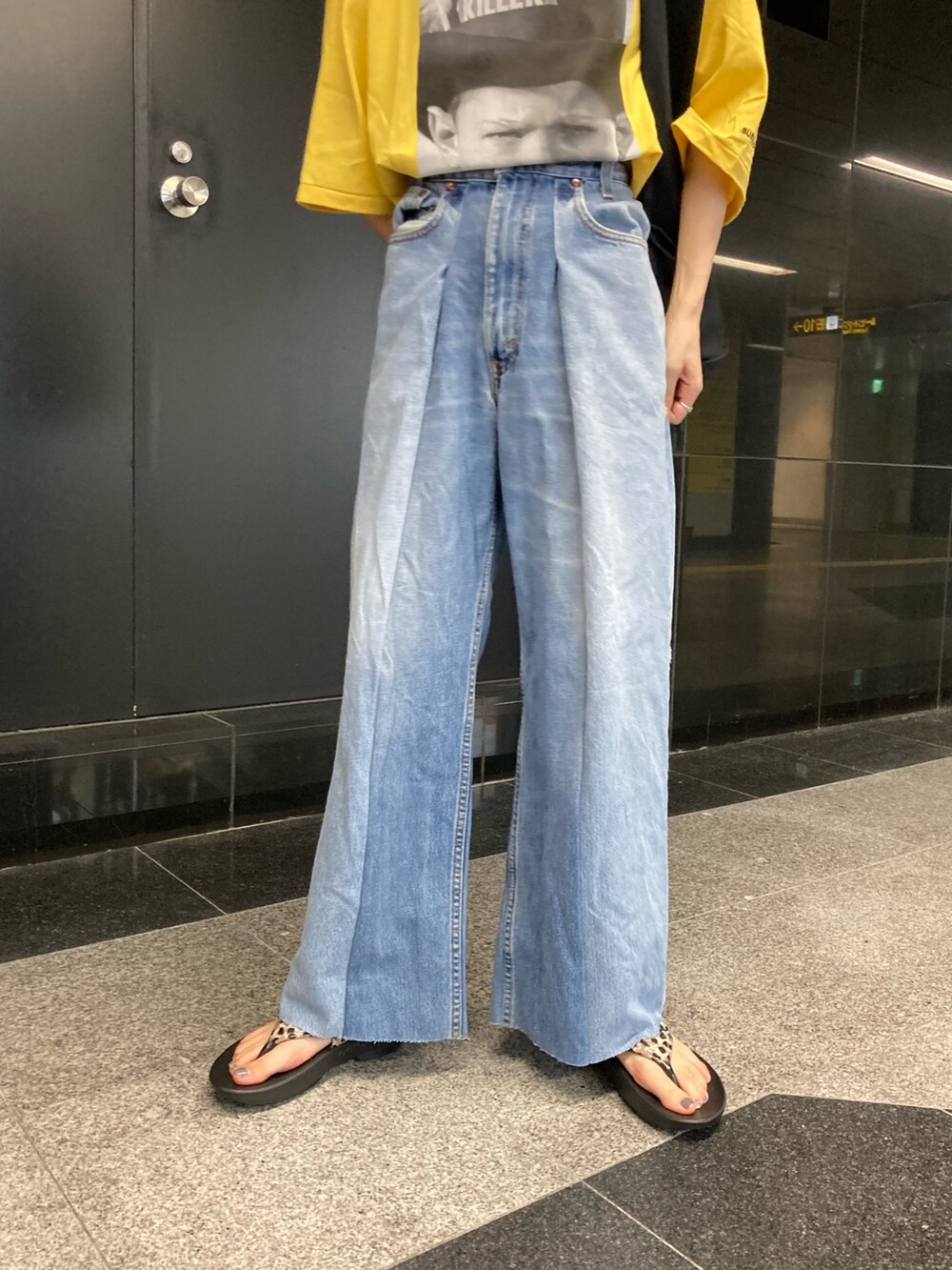 その他のサンダル、イエロー系のTシャツ/カットソー、ブラック系のショルダーバッグを着用したレディースの夏コーディネートの3枚目の写真