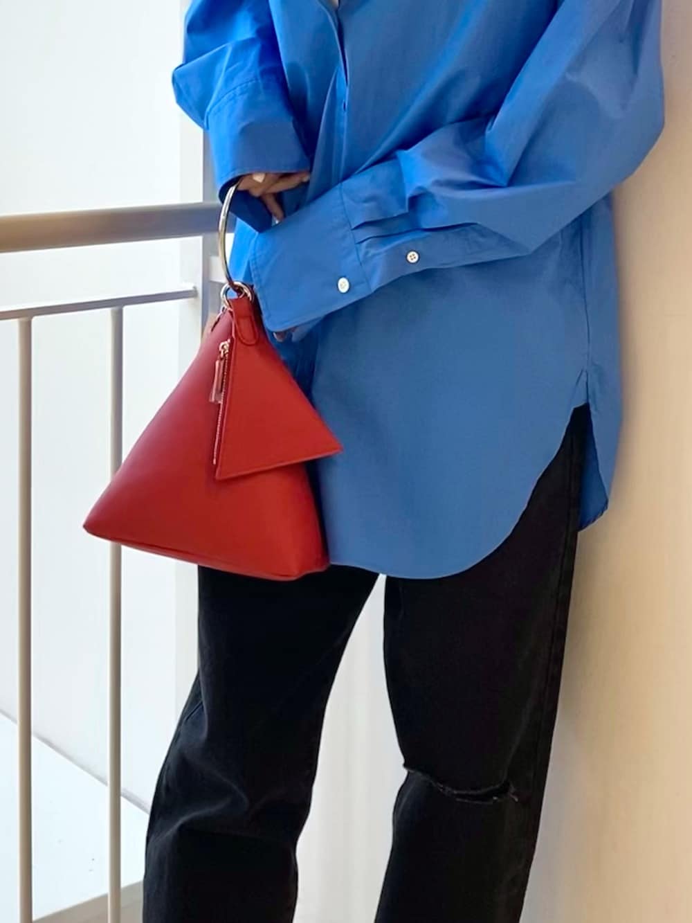 ホワイト系のサンダル、レッド系のハンドバッグ、ブルー系のシャツ/ブラウスを着用したレディースの夏コーディネートの4枚目の写真