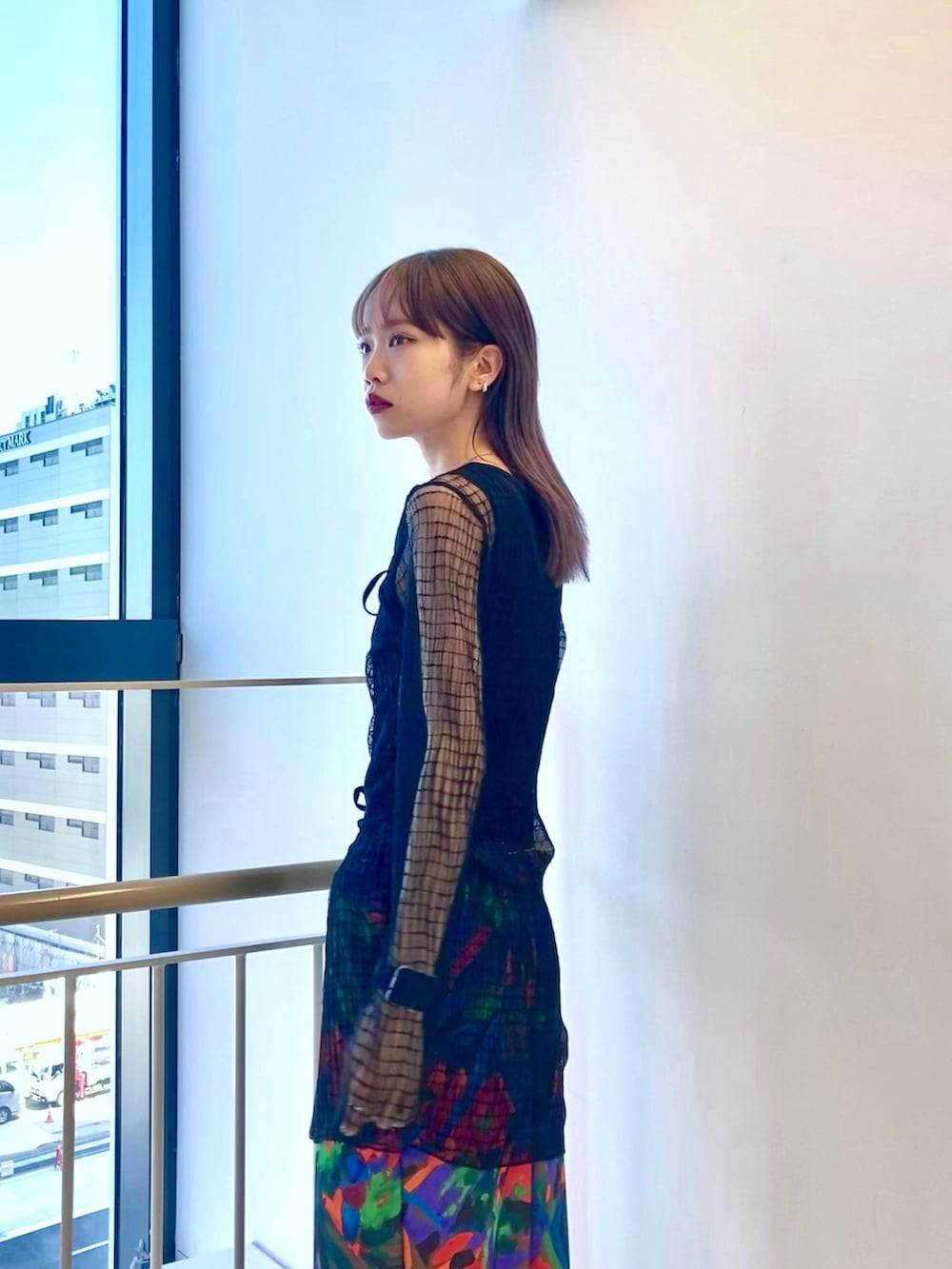 ブラウン系のその他パンツ、ブラック系のサンダル、ベージュ系のかごバッグを着用したレディースの春コーディネートの3枚目の写真