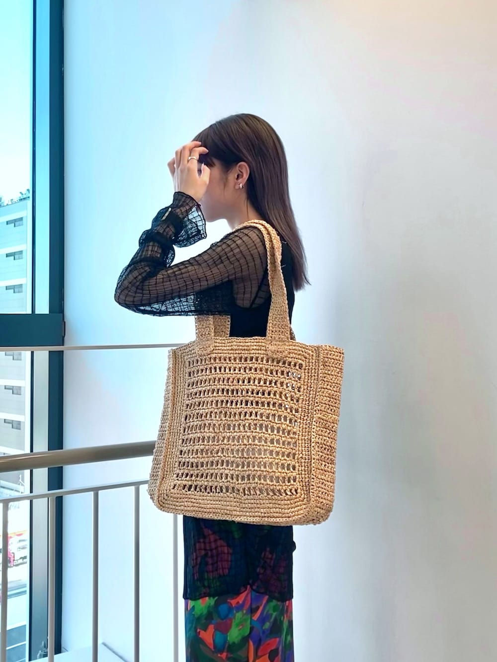 ブラウン系のその他パンツ、ブラック系のサンダル、ベージュ系のかごバッグを着用したレディースの春コーディネートの5枚目の写真