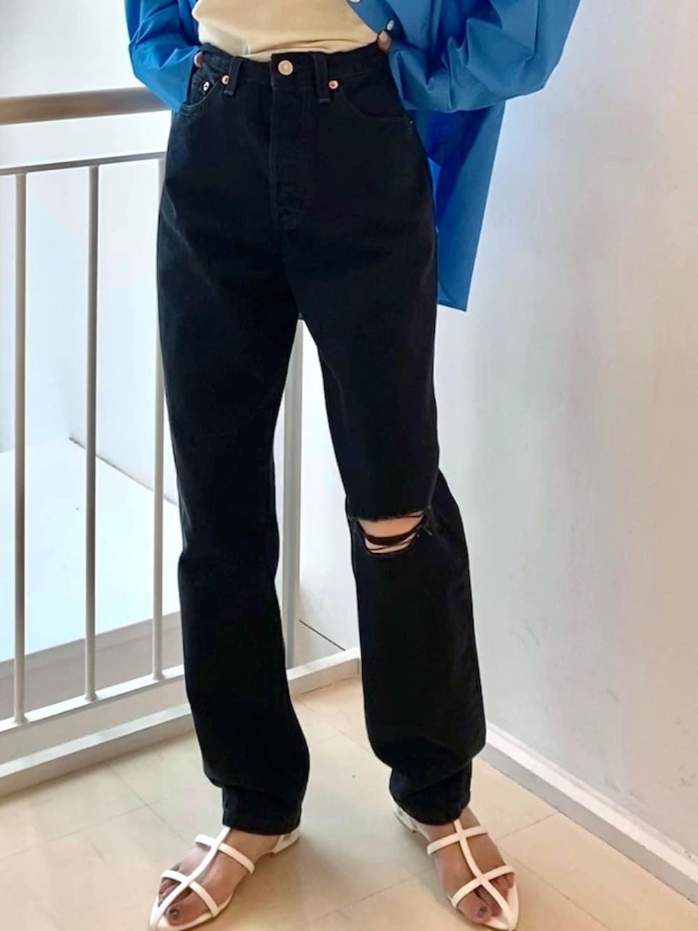 ホワイト系のサンダル、レッド系のハンドバッグ、ブルー系のシャツ/ブラウスを着用したレディースの夏コーディネートの3枚目の写真