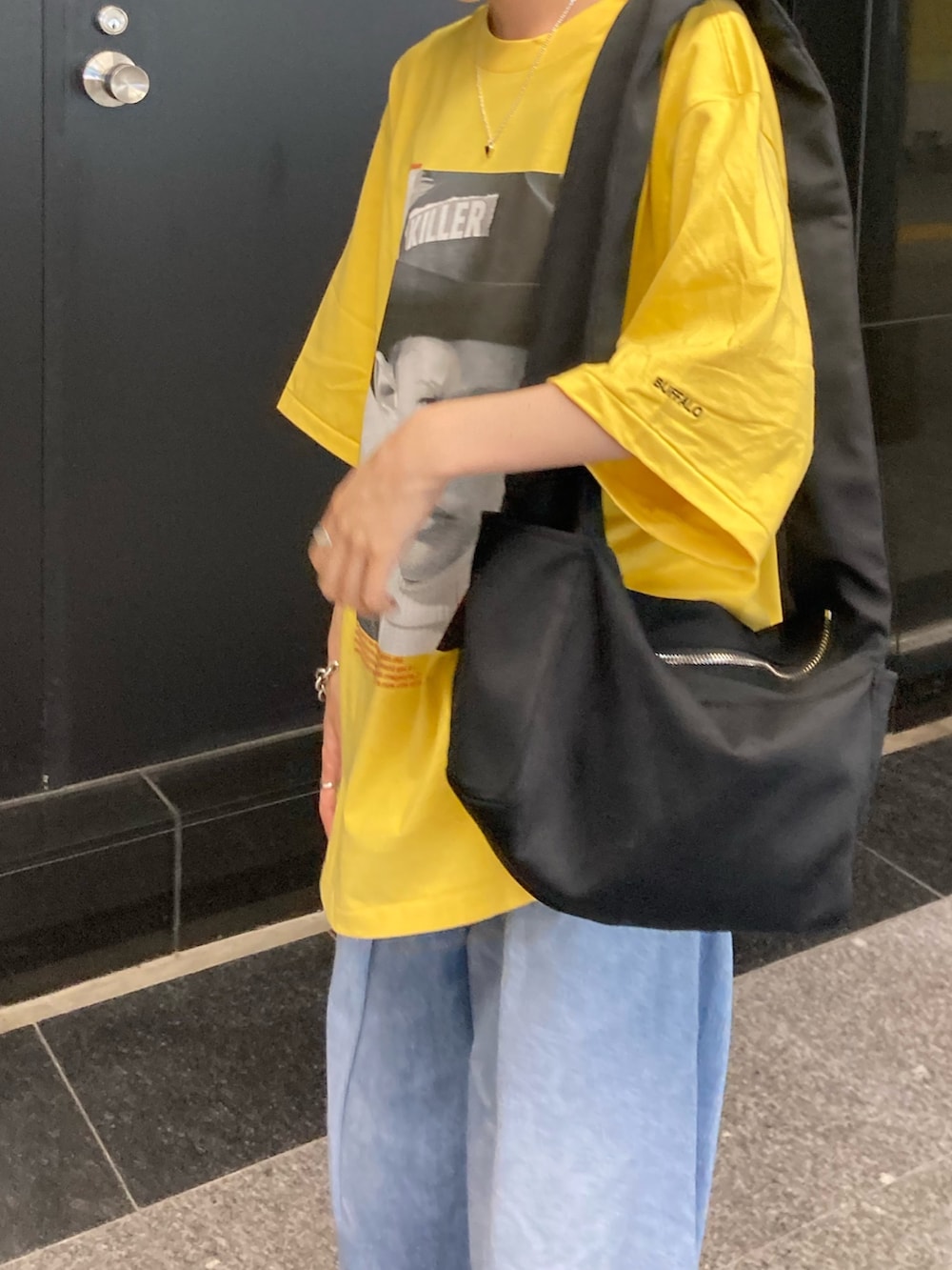 その他のサンダル、イエロー系のTシャツ/カットソー、ブラック系のショルダーバッグを着用したレディースの夏コーディネートの4枚目の写真