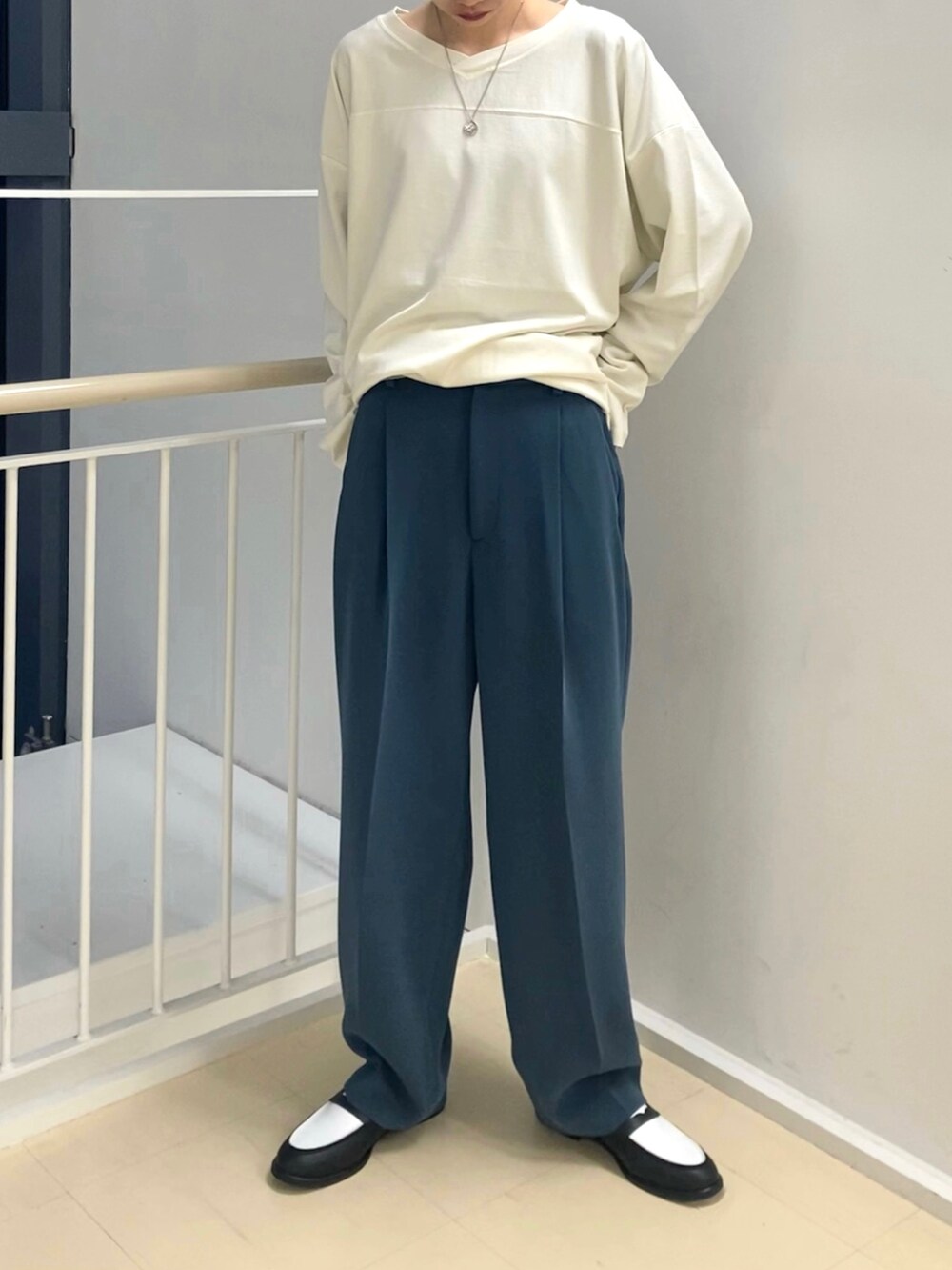 ピンク系のカーディガン/ボレロ、グリーン系のその他パンツ、ブラック系のローファーを着用したレディースの冬コーディネートの5枚目の写真