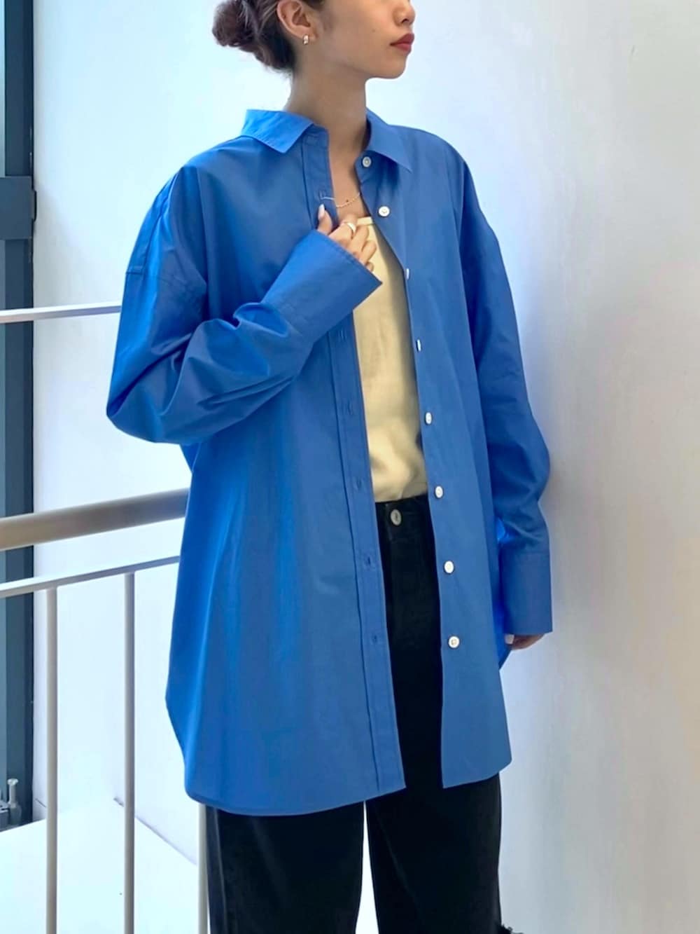 ホワイト系のサンダル、レッド系のハンドバッグ、ブルー系のシャツ/ブラウスを着用したレディースの夏コーディネートの2枚目の写真