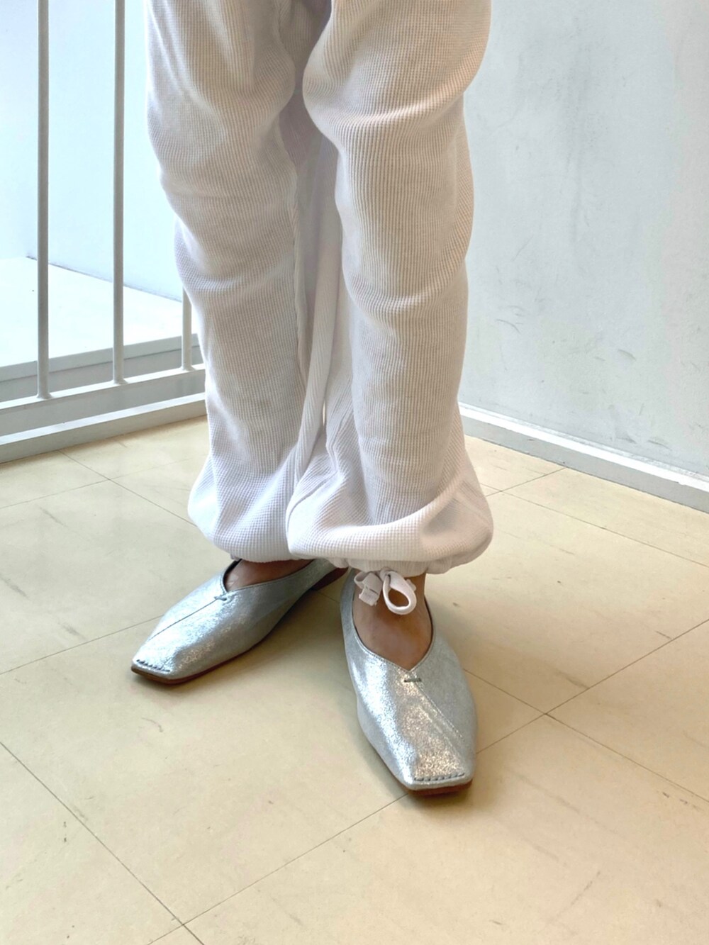 グレー系のTシャツ/カットソー、ブラック系のトートバッグを着用したレディースの夏コーディネートの6枚目の写真